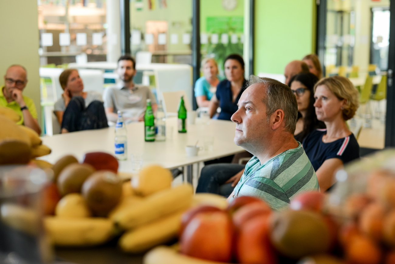 Eltern sitzen beim Basisseminar