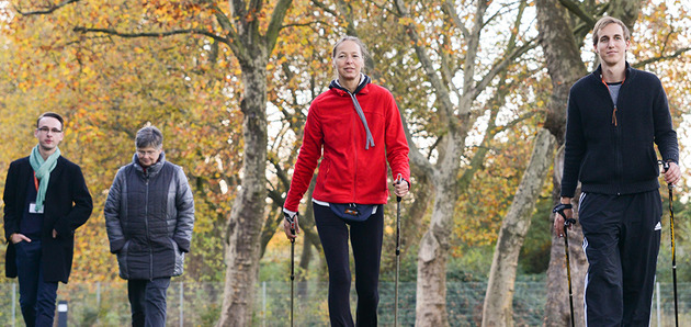 Zwei Personen beim Nordic Walking.