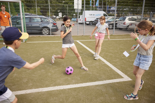 Kinder beim Fußballspielen