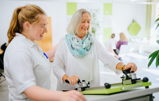 Mit Arm- und Gangreha