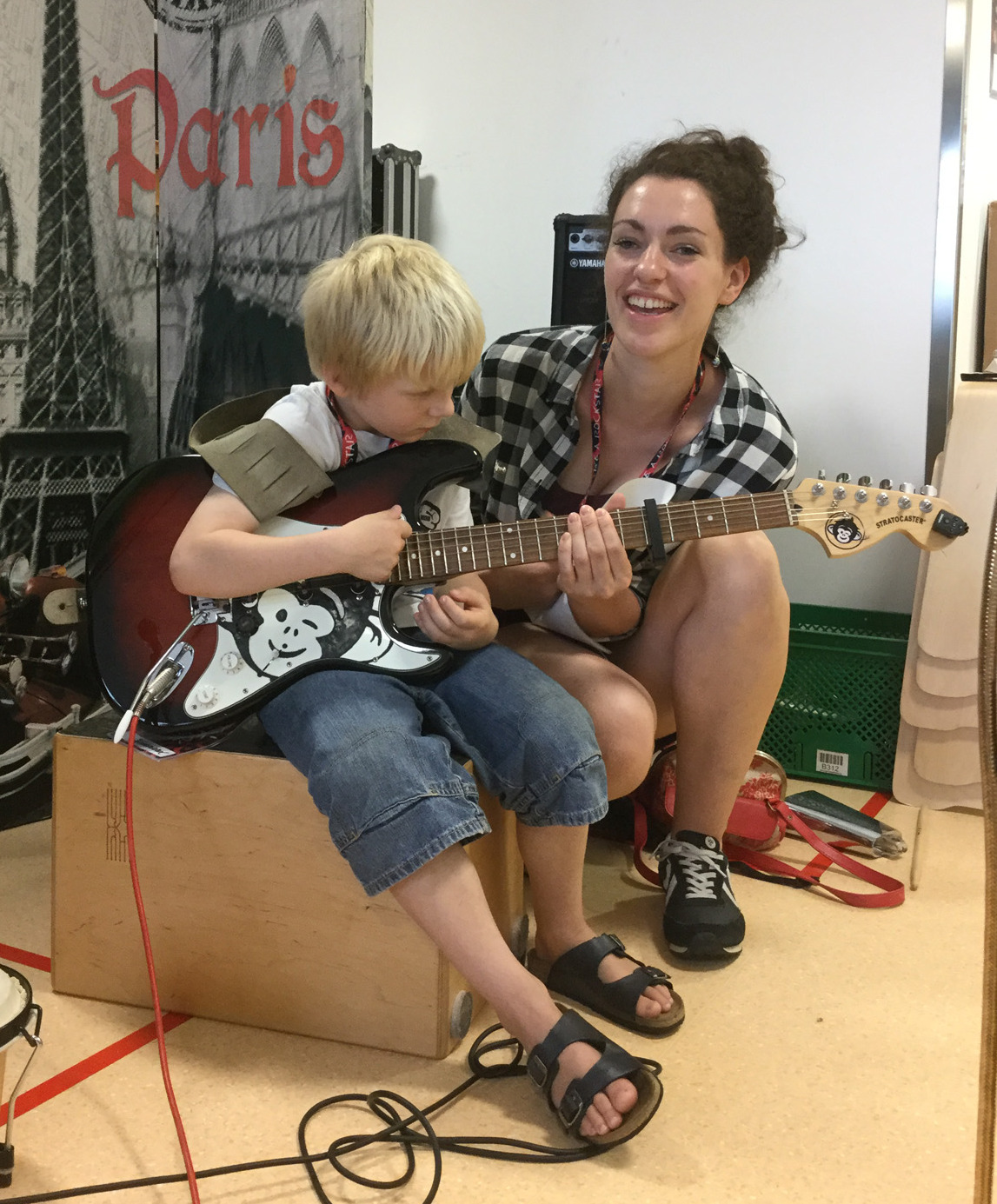 Musikworkshop 2016 - Junge spielt Gitarre