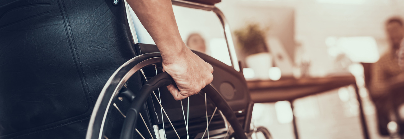 Mann im Rollstuhl