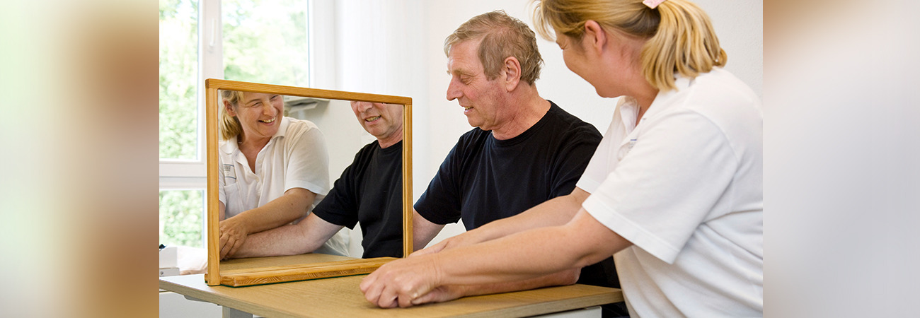 Ein männlicher Patient bekommt eine physiologische Behandlung.