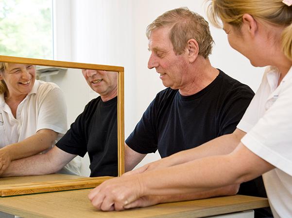 Mann bei Spiegeltherapie