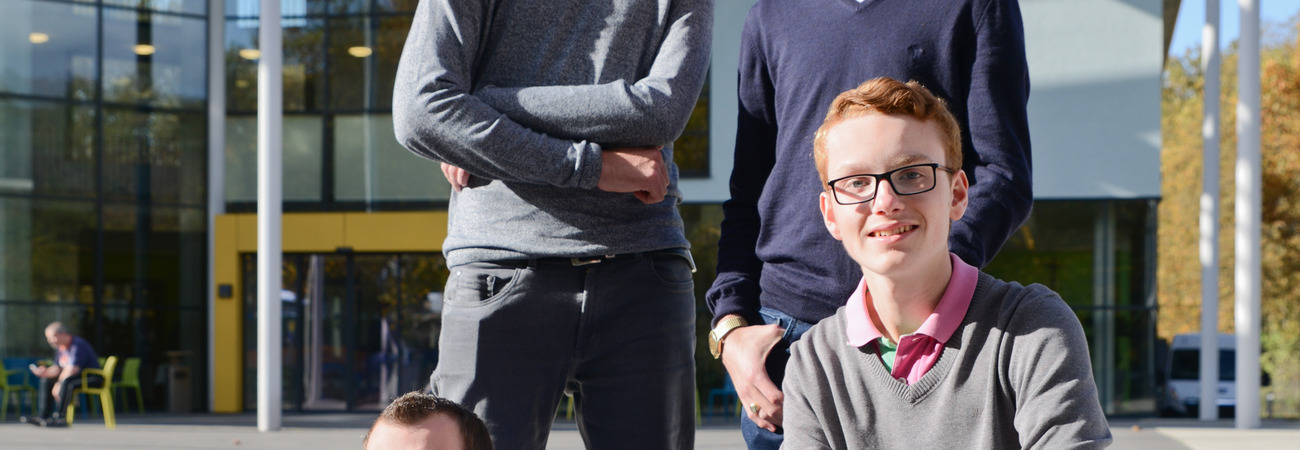 Eric, Max, Lars und Daniel beim Erfahrungsaustausch der Deutschen Schlaganfall-Hilfe für junge Betroffene in Duisburg.