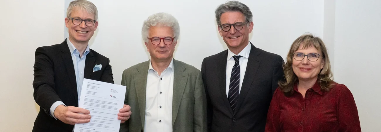 Dr. Michael Brinkmeier und der Vorstand der BSA: Prof. Dr. med. Andreas Meisel, Prof. Dr. med. Bruno-Marcel Mackert und Dr. med. Kathrin Bölle