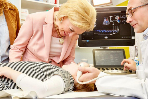 Unsere Stifterin Liz Mohn begleitet Fehmke bei der Untersuchung im Uniklinikum Münster