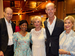 Christoph und Shobna Mohn, Liz Mohn, Thomas Rabe, Brigitte Mohn für die gute Sache beim Frühlingsfest(© <p>Kai-Uwe Osterhellweg</p>)