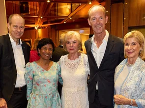 Christoph und Shobna Mohn, Liz Mohn, Thomas Rabe, Brigitte Mohn für die gute Sache beim Frühlingsfest(© <p>Kai-Uwe Osterhellweg</p>) Christoph und Shobna Mohn, Liz Mohn, Thomas Rabe, Brigitte Mohn für die gute Sache beim Frühlingsfest(© <p>Kai-Uwe Osterhellweg</p>)