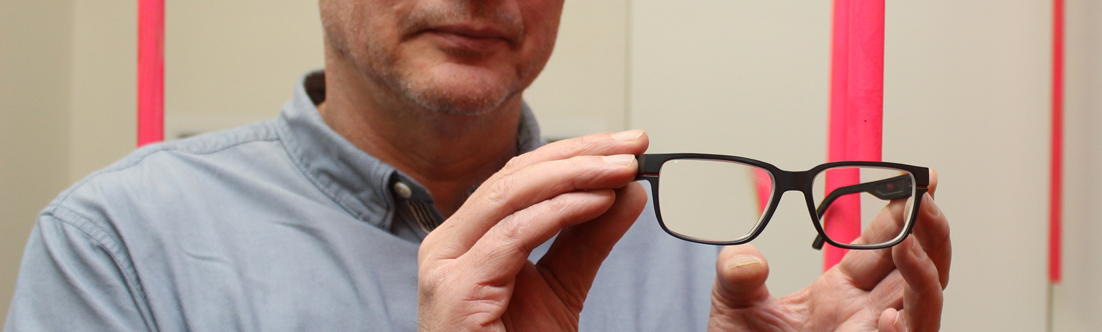 Optiker Martin Mütsch arbeitet durch seine speziellen Gläser mit einem optischen "Trick" bei Wahrnehmungsstörungen.
