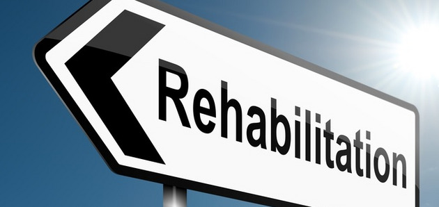 Schild mit dem Wort "Rehabilitation"