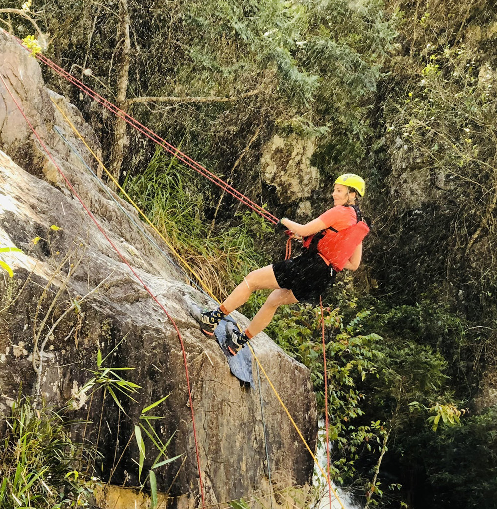 Astrid beim Klettern am Wasserfall