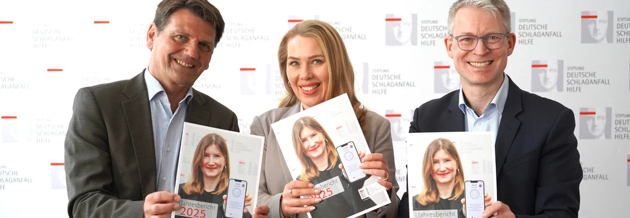 Stellten den Jahresbericht der Schlaganfall-Hilfe vor (von links): Pressesprecher Mario Leisle, stellv. Vorstandsvorsitzende Sylvia Strothotte und Vorstandsvorsitzender Dr. Michael Brinkmeier.