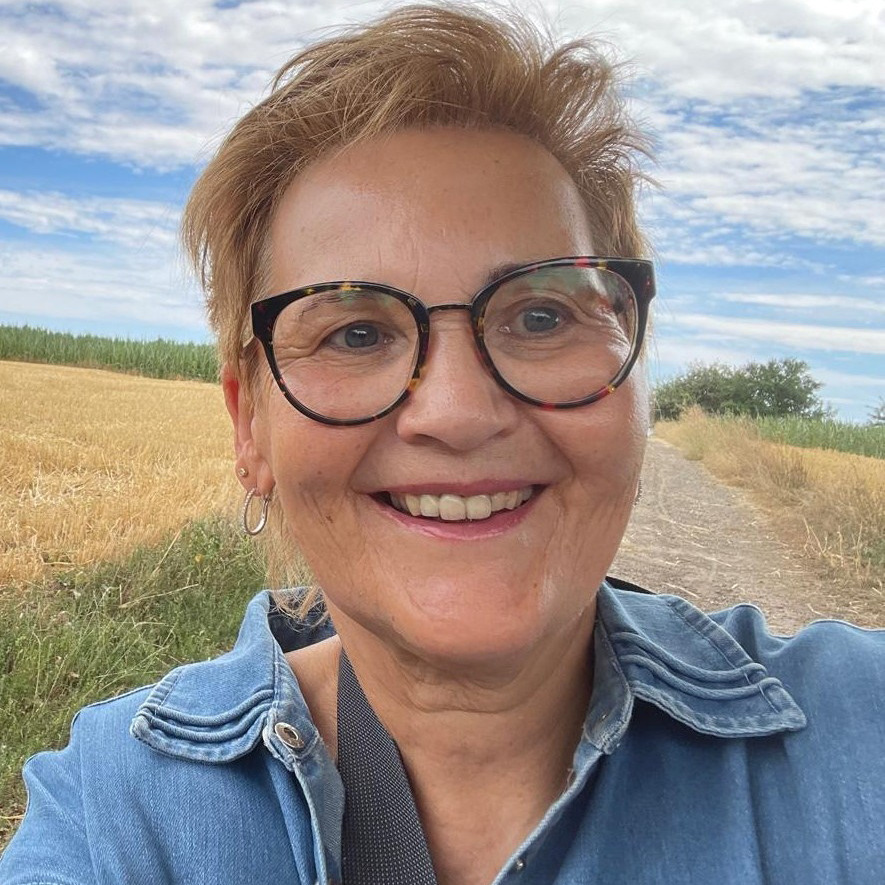 Dr. Iris Adelt