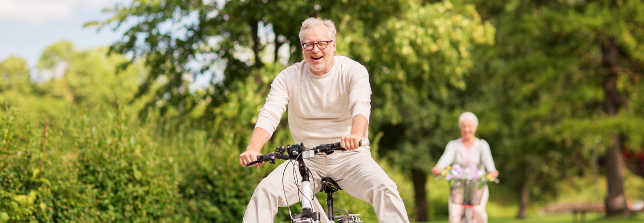 Älterer Mann auf einem Fahrrad
