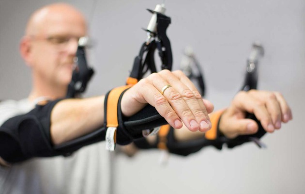 Mit Arm- und Gangreha