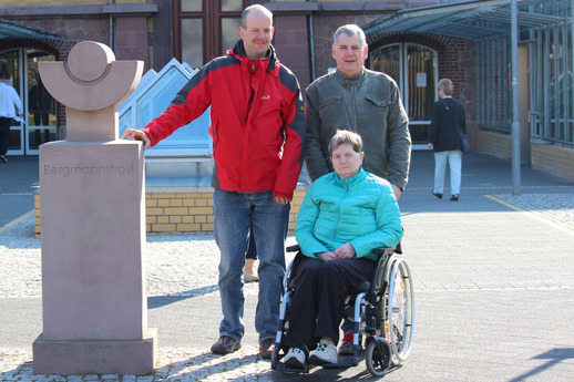 Gunnar van der Pütten (links) mit Harald und Simone Viestenz von der SHG Torgelow, hier beim Sprechertreffen der Schlaganfall-Hilfe 2019 in Halle/Saale.