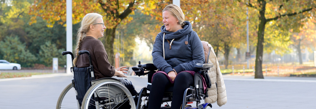 Zwei Personen im Rollstuhl