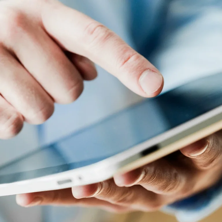 KI-gestützte Kommunikationshilfe bei Aphasie