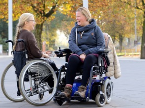 Zwei Personen im Rollstuhl Zwei Personen im Rollstuhl