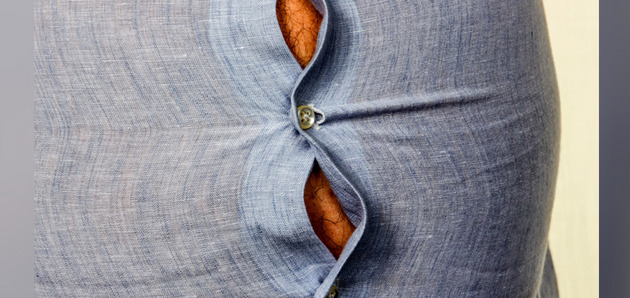 Nahaufnahme: Ein Hemd spannt sich über einen Bauch.