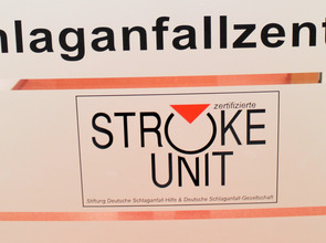 Eingang einer zertifizierten Stroke Unit (Schlaganfall-Spezialstation)