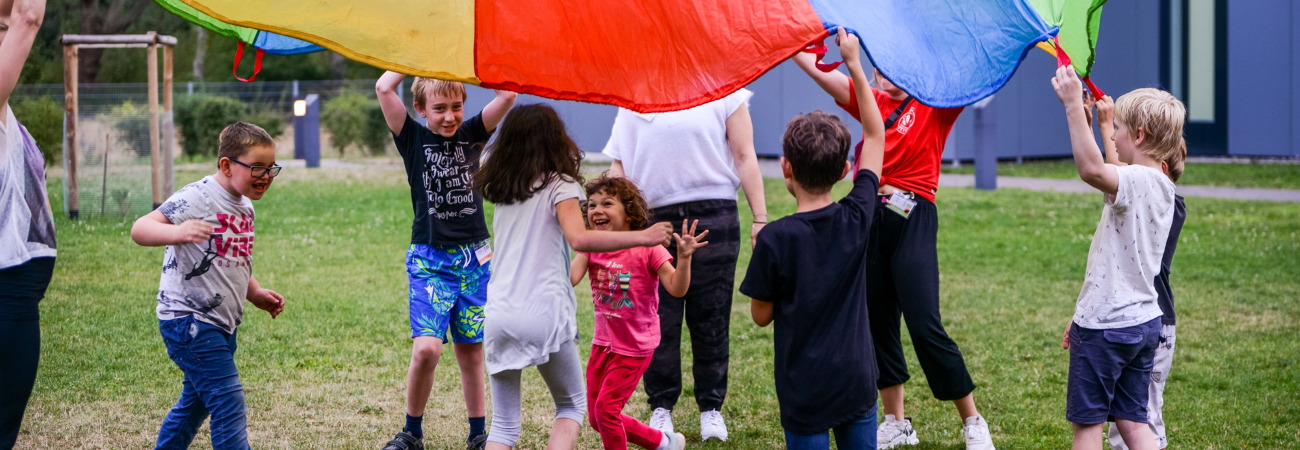 Die Schlaganfall-Kinderlotsen beraten, unterstützen und begleiten bundesweit Eltern mit schlaganfallbetroffenen Kindern