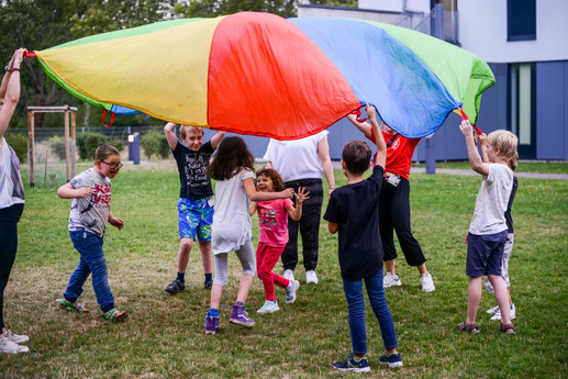 Während die Eltern sich austauschen, haben die Kinder jede Menge Spaß