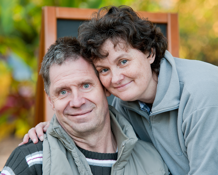 Schlaganfallbetroffener Mann und seine Frau