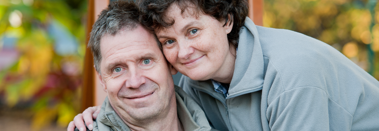 Schlaganfallbetroffener Mann mit seiner Frau