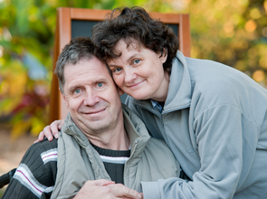 Schlaganfallbetroffener Mann und seine Frau als Angehörige Schlaganfallbetroffener Mann und seine Frau als Angehörige