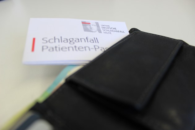 Schlaganfall-Patienten-Pass steckt in einem Portemonnaie