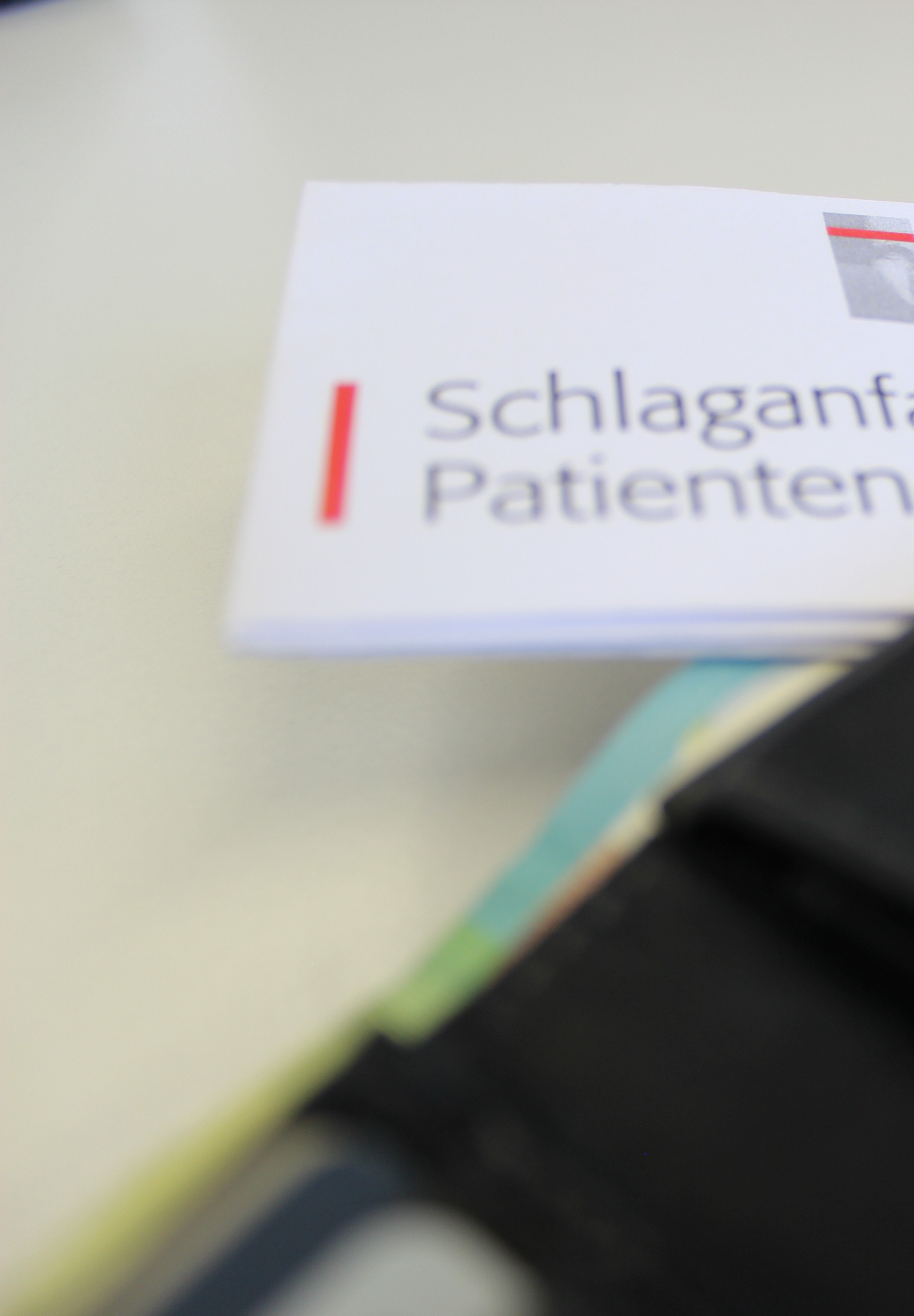 Schlaganfall-Patienten-Pass steckt in einem Portemonnaie