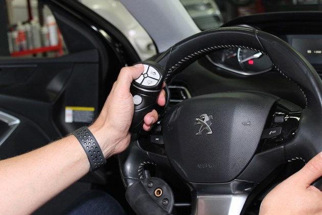 Multifunktionsknauf für Autofahren nach Schlaganfall Multifunktionsknauf für Autofahren nach Schlaganfall