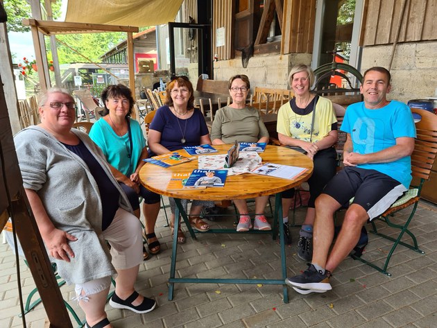 Denise mit ihrer Selbsthilfegruppe  Denise mit ihrer Selbsthilfegruppe