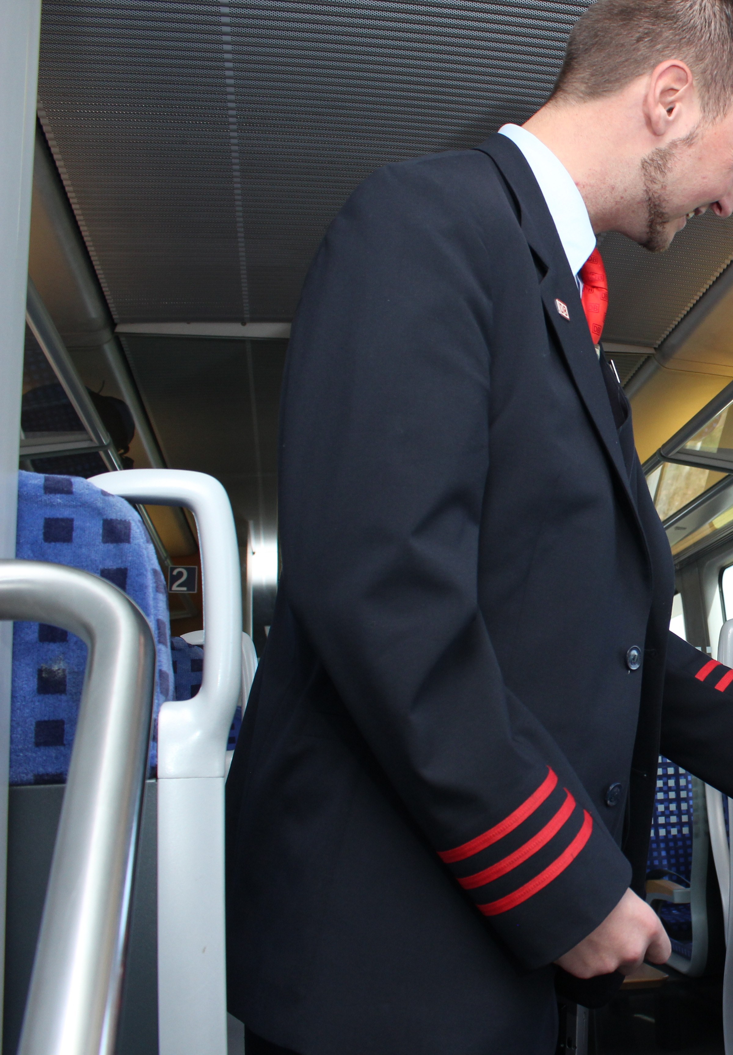 Manuel Gebhard spricht mit Fahrgästen