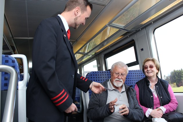 Manuel Gebhard spricht mit Fahrgästen
