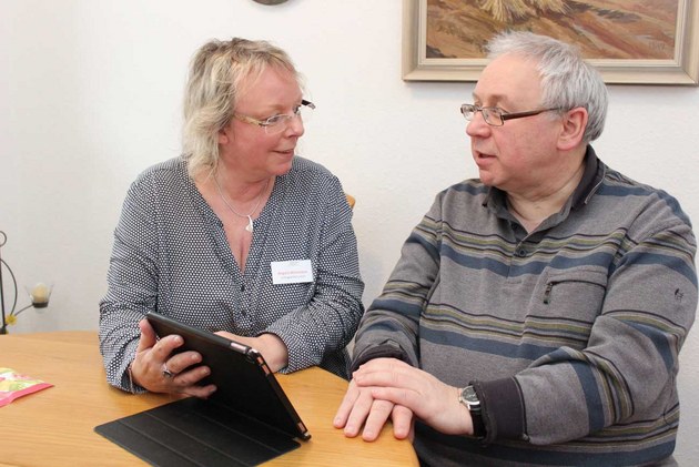 Schlaganfall-Lotsin Angela Winzmann berät Matthias Gockeln bei Bedarf auch zu Hause Schlaganfall-Lotsin Angela Winzmann berät Matthias Gockeln bei Bedarf auch zu Hause