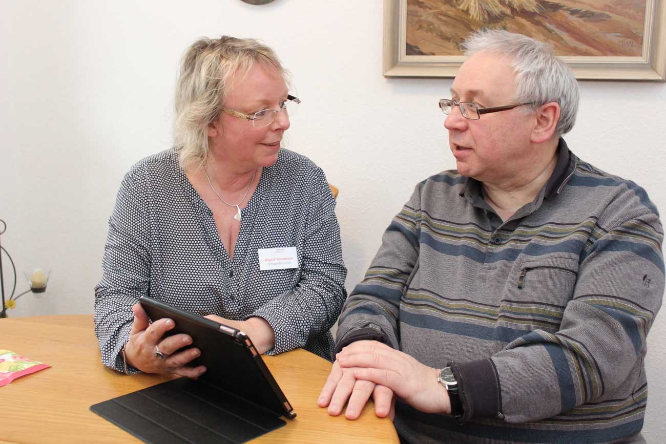 Schlaganfall-Lotsin Angela Winzmann berät Matthias Gockeln bei Bedarf auch zu Hause