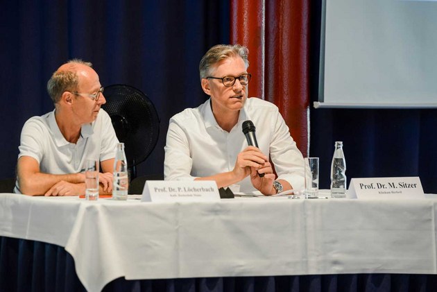 Prof. Dr. Löcherbach und Prof. Dr. Sitzer auf der STROKE OWL Tagung (© Hanna Retz) Prof. Dr. Löcherbach und Prof. Dr. Sitzer auf der STROKE OWL Tagung