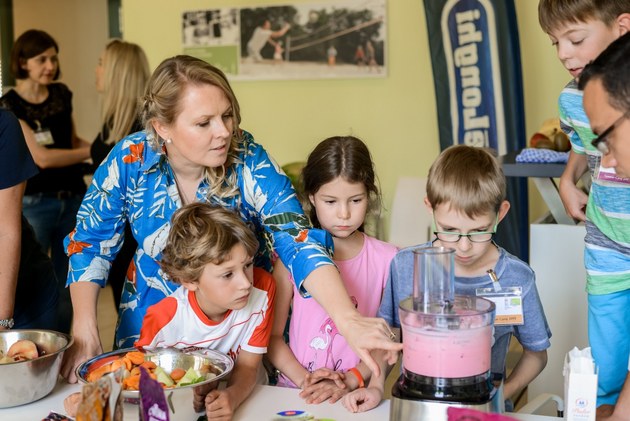 Patricia Kelly sang nicht nur mit den Kindern. Sie bereiteten auch einen leckeren Smoothie zu. Patricia Kelly sang nicht nur mit den Kindern. Sie bereiteten auch einen leckeren Smoothie zu.